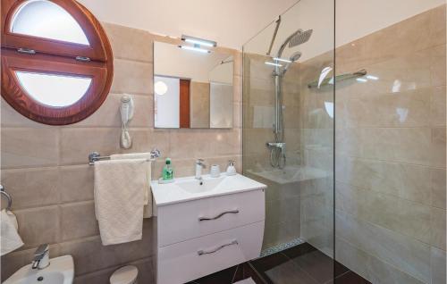 a bathroom with a sink and a shower at 3 Bedroom Stunning Home In Vabriga in Vabriga