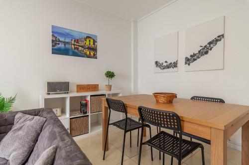 uma sala de estar com uma mesa de madeira e cadeiras em Arrochela by Home Sweet Home Aveiro em Aveiro