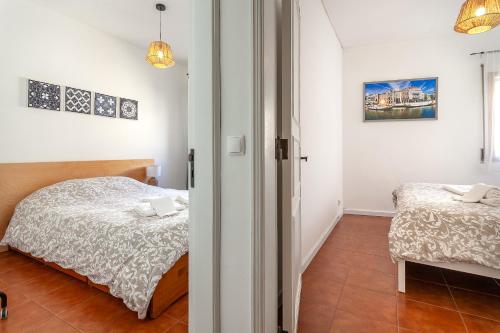 um pequeno quarto com uma cama e uma mesa em Arrochela by Home Sweet Home Aveiro em Aveiro