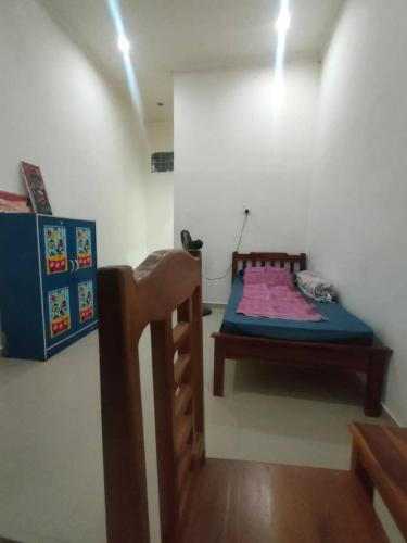 ein kleines Schlafzimmer mit einem Bett in einem Zimmer in der Unterkunft Nova Jar in Dili