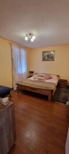- une chambre avec un grand lit et une fenêtre dans l'établissement Vinogradski konak Belgrade, Sopot,Kosmaj, à Sopot