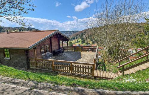 a house with a wooden fence and a deck at Amazing Home In Masserberg in Fehrenbach
