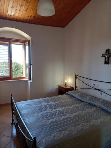 1 dormitorio con 1 cama en una habitación con ventana en Scicli Città felice, en Scicli