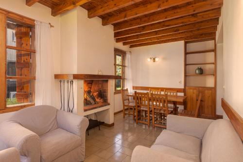 聖馬丁德洛斯安第斯的住宿－Cabaña en el Centro，客厅设有两张沙发和一个壁炉