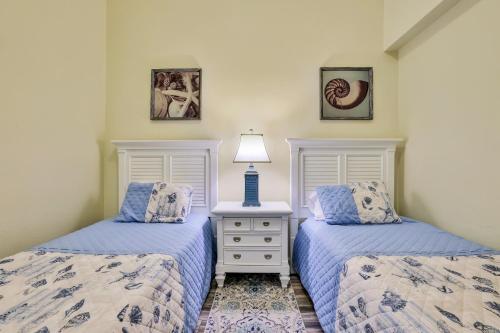 um quarto com 2 camas e um candeeiro numa mesa de cabeceira em Cinnamon Beach Vibes em Palm Coast