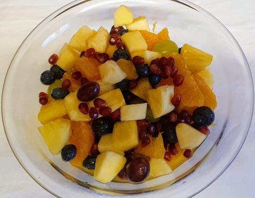a bowl of fruit on a plate on a table at Chalet-Gafri - BnB - Frühstückspension und Gastfreundschaft in Wilderswil