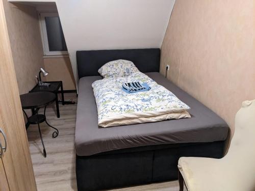 KRW Location في لاوفن ام نيكار: سرير صغير في غرفة صغيرة مع مفرش