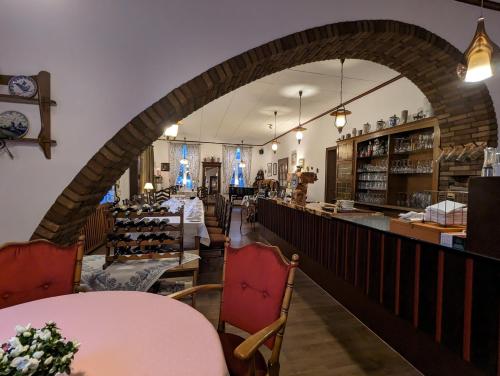 un ristorante con arco, tavoli e sedie di Hotel zur Brücke a Kevelaer