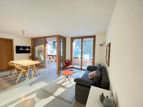 a living room with a couch and a table at Ferienwohnung Stenna SELVA direkt bei Bergbahnen Skipiste in Flims