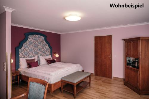 Hotel Goldener Ochs في باد ايشل: غرفة نوم بسرير كبير وخزانة خشبية