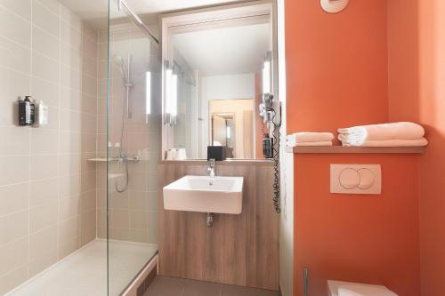 y baño con lavabo y ducha. en ibis Styles Versailles Saint Quentin en Yvelines en Saint-Cyr-lʼÉcole
