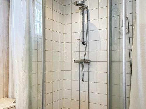 una doccia con porta in vetro in bagno di Holiday home Bellö 