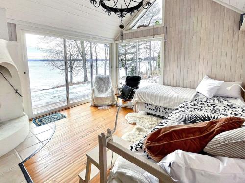 una camera con due letti e una grande finestra di Holiday home Bellö 