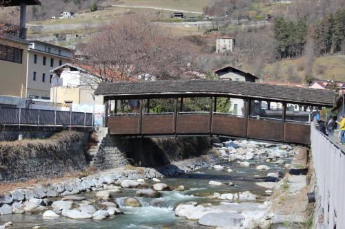 a bridge over a river in a town at La Maison di Gabriella e Alfredo in Edolo