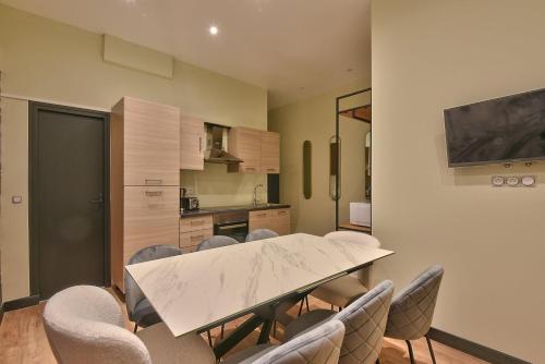 une cuisine avec une table et des chaises dans une pièce dans l'établissement 159 - Urban Beautiful brand new flat in Paris, à Paris