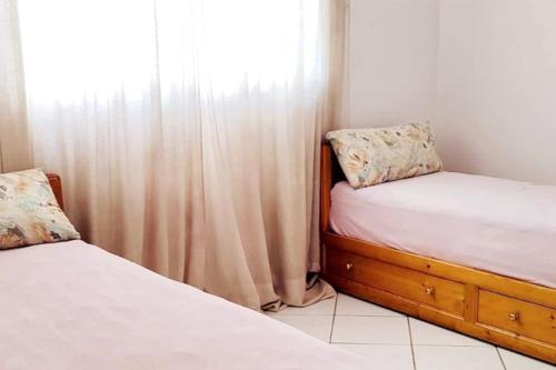 - 2 lits dans une chambre avec fenêtre dans l'établissement Appartement centre-ville agadir, à Agadir