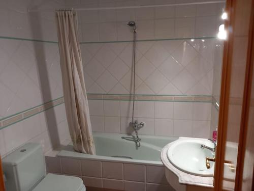 a bathroom with a tub and a toilet and a sink at Casa Rosangela in Almonacid de Toledo