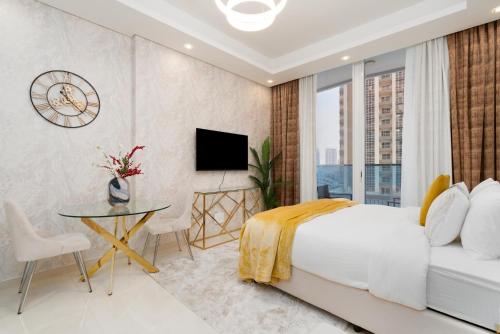 une chambre avec un lit, une table et une télévision dans l'établissement Exclusive GLOBALSTAY Apartments in Business Bay Free Parking & More!, à Dubaï