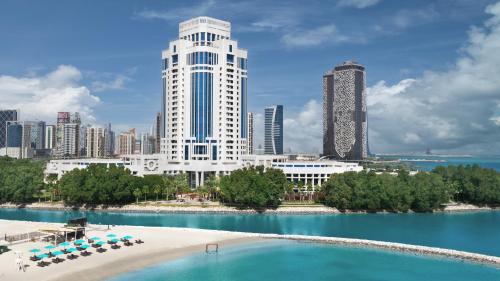 vistas a una ciudad con playa y edificios en The Ritz-Carlton, Doha, en Doha