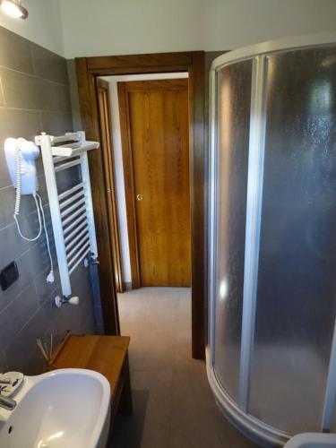 La salle de bains est pourvue d'une douche et d'un lavabo. dans l'établissement Podere Travagliola, à Castiglione dʼOrcia