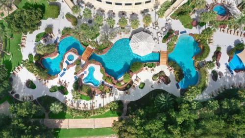 杜哈的住宿－多哈麗思卡爾頓酒店，享有度假村游泳池的顶部景致