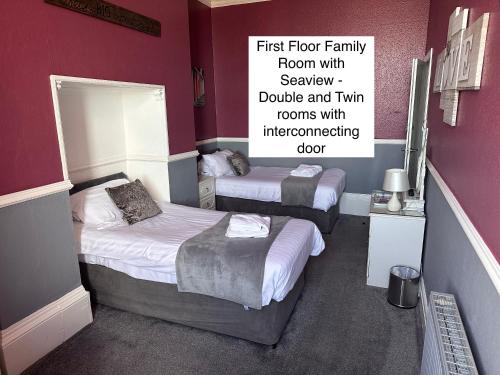 una habitación con 2 camas y un cartel que dice habitación familiar en la 1a planta con santuario en Hotel Catania, en Scarborough