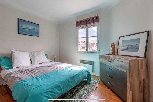 Posteľ alebo postele v izbe v ubytovaní Exceptionnel 3 pièces art déco en dernier étage avec garage privé centre Biarritz