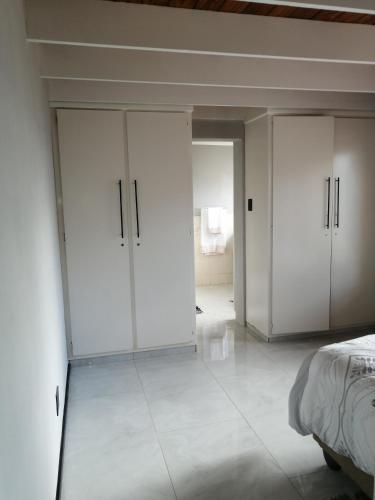 Una cama o camas en una habitación de Communal Cottage Rooms
