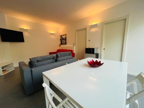 - un salon avec un canapé et une table dans l'établissement Appartamento Magnolia Residenza Prealba, à Levanto