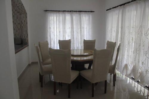 - une salle à manger avec une table et des chaises dans l'établissement Island Of Love, à Mahé