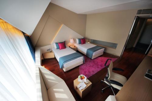 an overhead view of a hotel room with two beds at Vivanta New Delhi, Dwarka in New Delhi