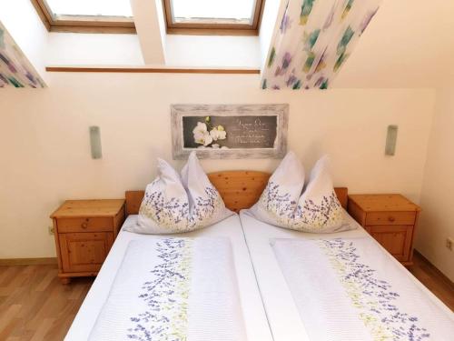 1 dormitorio con 1 cama con 2 almohadas en Weingut Krell, en Mitterretzbach