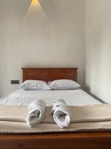 a bed with two towels on top of it at Misty Bliss in Ella