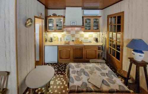 una pequeña cocina con una cama y una mesa en Studio en Dolus d'Oléron