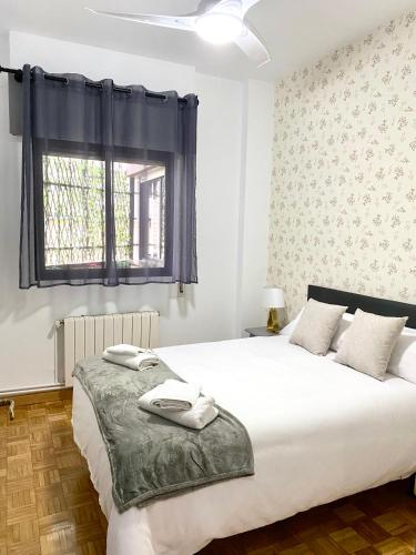 เตียงในห้องที่ Apartamento Madrid Centro