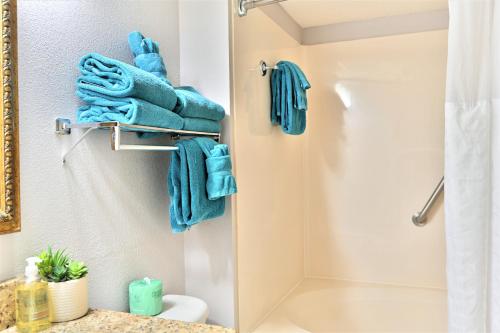 La salle de bains est pourvue d'un sèche-serviettes et d'une douche. dans l'établissement Amazing Ocean Views CB 20th Floor, à Myrtle Beach