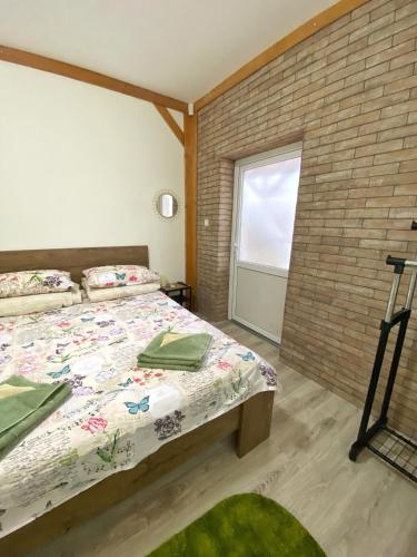 a bedroom with two beds and a window at Villa “Eleon” in Velyka Bihanʼ