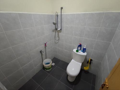 y baño con aseo y ducha. en Man Homestay en Kampong Bukit China