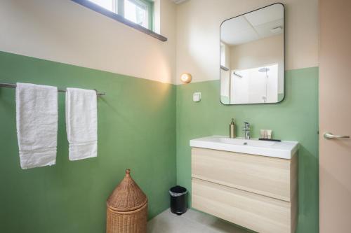 a bathroom with a sink and a mirror at Hotel Nieuw Antiek in Helden