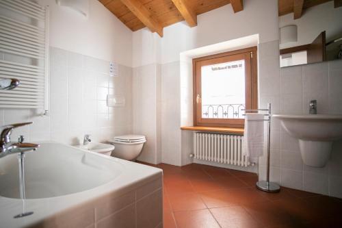 Koupelna v ubytování IseoLakeRental - Casa del Pescatore