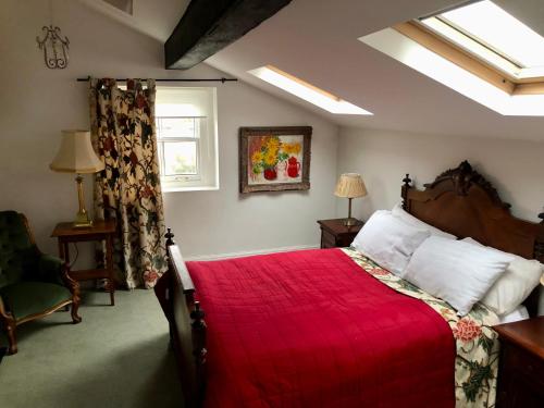 een slaapkamer met een groot bed en een rode deken bij Charming 2-Bed Apartment in Waterloo Liverpool in Liverpool
