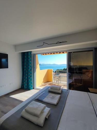 une chambre avec un lit avec deux oreillers dessus dans l'établissement SoléRio - Studio Climatisé Face à la mer, à La Ciotat