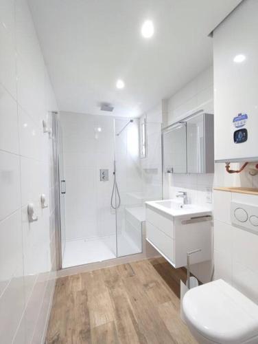 une salle de bain blanche avec douche et toilettes dans l'établissement SoléRio - Studio Climatisé Face à la mer, à La Ciotat