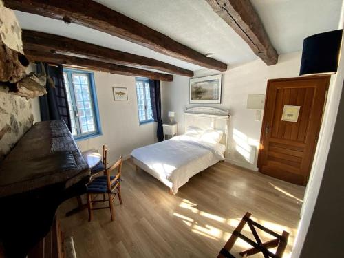 um quarto com uma cama e piso em madeira em Maison pêcheur sur la Dordogne em Argentat