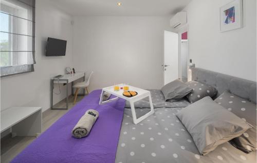 ein Wohnzimmer mit einem Bett und einem Tisch in der Unterkunft Amazing Home In Rebici With Outdoor Swimming Pool in Rebići