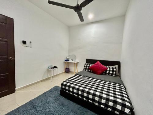 - une chambre avec un lit noir et blanc et un oreiller rouge dans l'établissement Cozy288#4pax#wifi#NearAeonAlma,Mcd#2kmtoIconicPoint, à Bukit Mertajam
