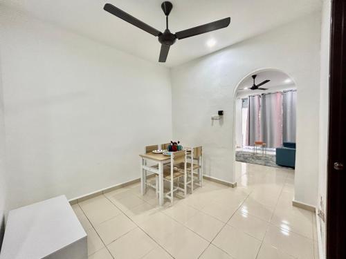 a living room with a ceiling fan and a table at Cozy288#4pax#wifi#NearAeonAlma,Mcd#2kmtoIconicPoint in Bukit Mertajam