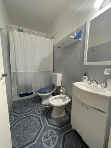 a bathroom with a toilet and a sink at El 10 de Telmo in Buenos Aires
