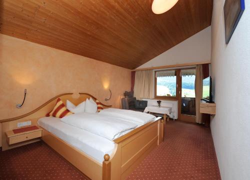 a bedroom with a large bed in a room at Hotel St Hubertus in Egg