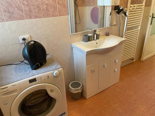 uma casa de banho com uma máquina de lavar roupa e um lavatório em Casina Gentili em Perugia